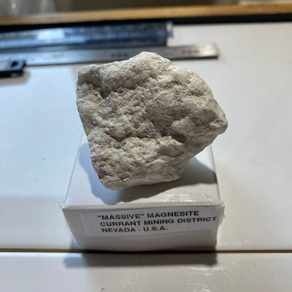 "MASSIVE" MAGNESITE : CURRANT MINING DISTRICT, NEVADA, U.S.A. 49g MF5219