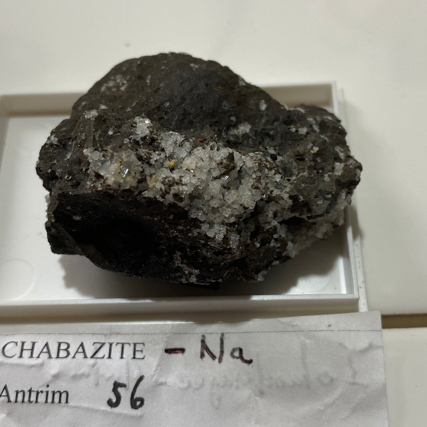 CHABAZITE -Na : ISLANDMAGEE, CO ANTRIM, NORTHERN IRELAND, U.K. 36g MF4218