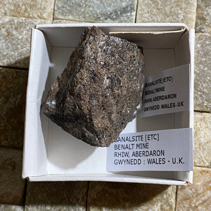 BANALSITE ETC ON MATRIX : BENALT MINE, RHIW, WALES. 48g MF1560