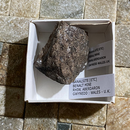 BANALSITE ETC ON MATRIX : BENALT MINE, RHIW, WALES. 48g MF1560