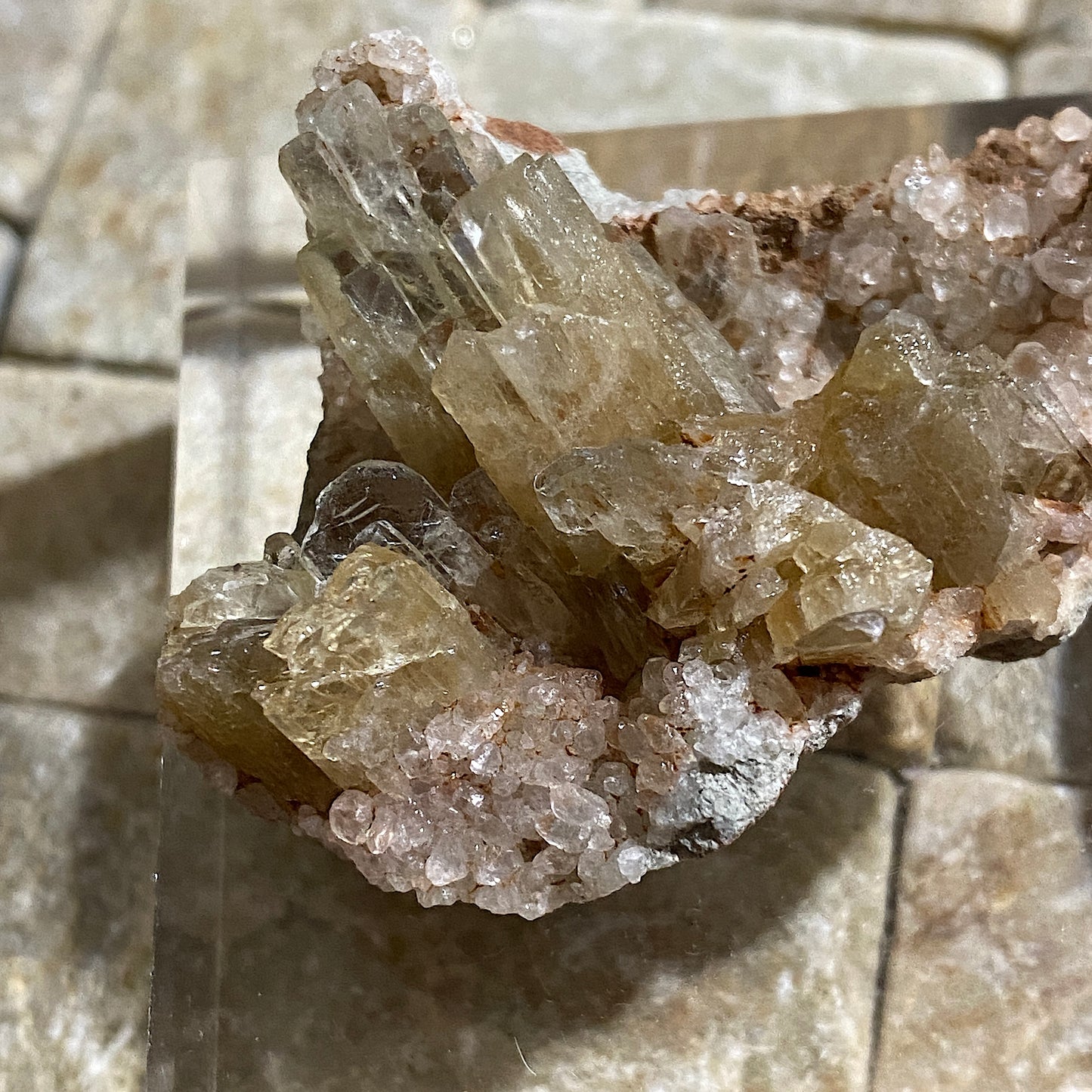 BARYTE ON CALCITE : PEAK HILL, SIDMOUTH, DEVON ENGLAND. MF1573