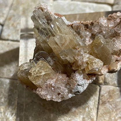 BARYTE ON CALCITE : PEAK HILL, SIDMOUTH, DEVON ENGLAND. MF1573