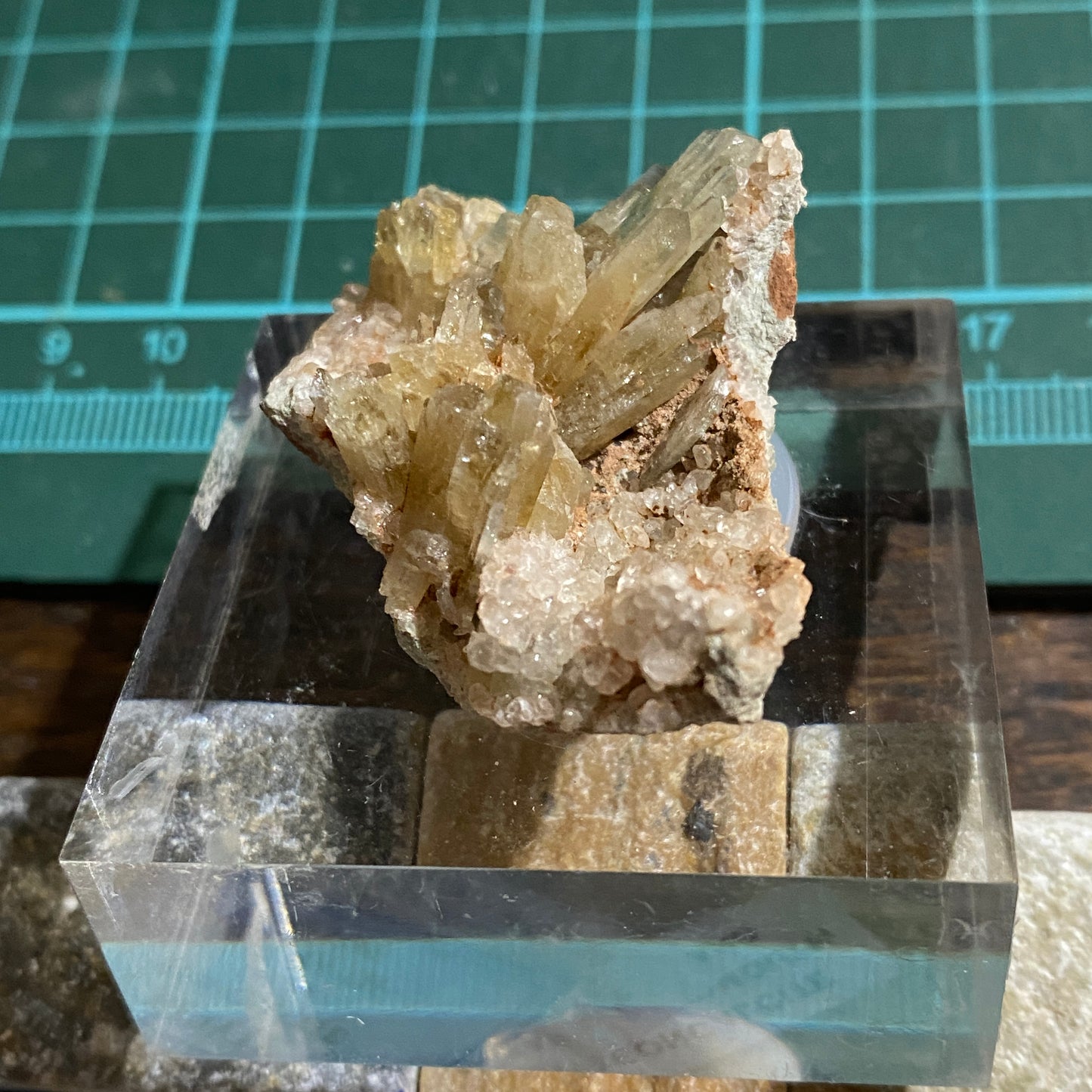 BARYTE ON CALCITE : PEAK HILL, SIDMOUTH, DEVON ENGLAND. MF1573