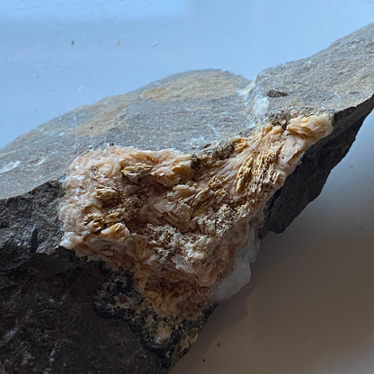 RHODOCHROSITE/CERUSSITE [ETC] : TORR WORKS QUARRY, CRANMORE, SOMERSET, ENGLAND 268g MF5226