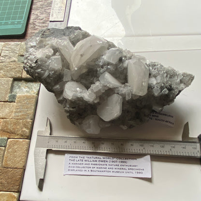 CALCITE CRYSTAL ASSEMBLAGE, NORTHERN CAPE, SOUTH AFRICA. SUBSTANTIAL 838g MF1594