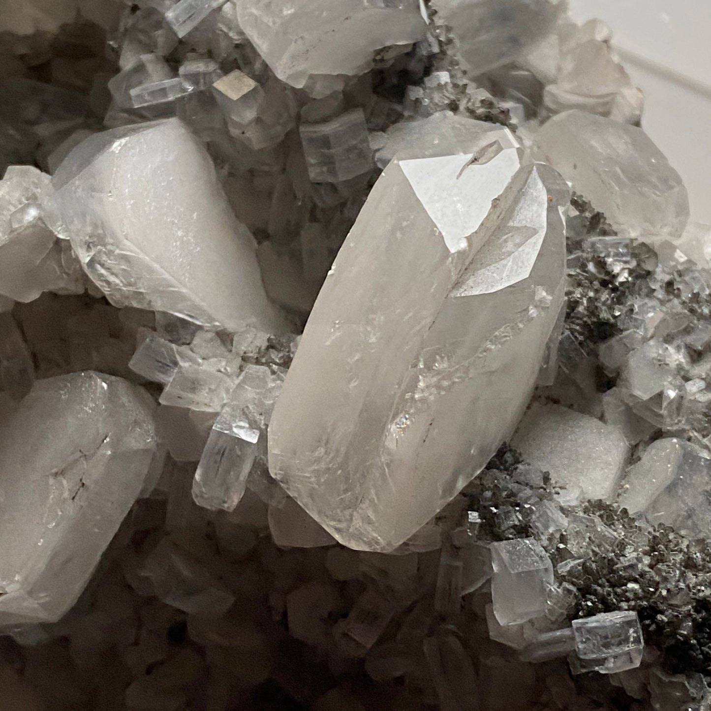 CALCITE CRYSTAL ASSEMBLAGE, NORTHERN CAPE, SOUTH AFRICA. SUBSTANTIAL 838g MF1594