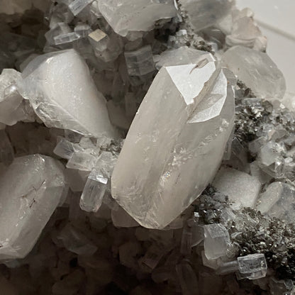 CALCITE CRYSTAL ASSEMBLAGE, NORTHERN CAPE, SOUTH AFRICA. SUBSTANTIAL 838g MF1594