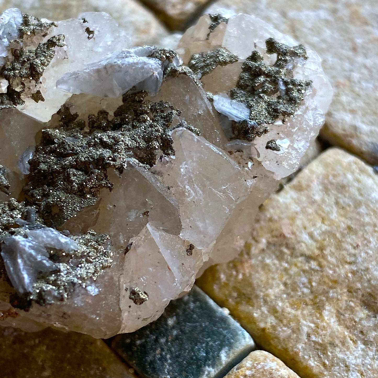 FLUORITE/PYRITE/QUARTZ FROM LADYWASH MINE, DERBYSHIRE, ENGLAND 27g MF2043