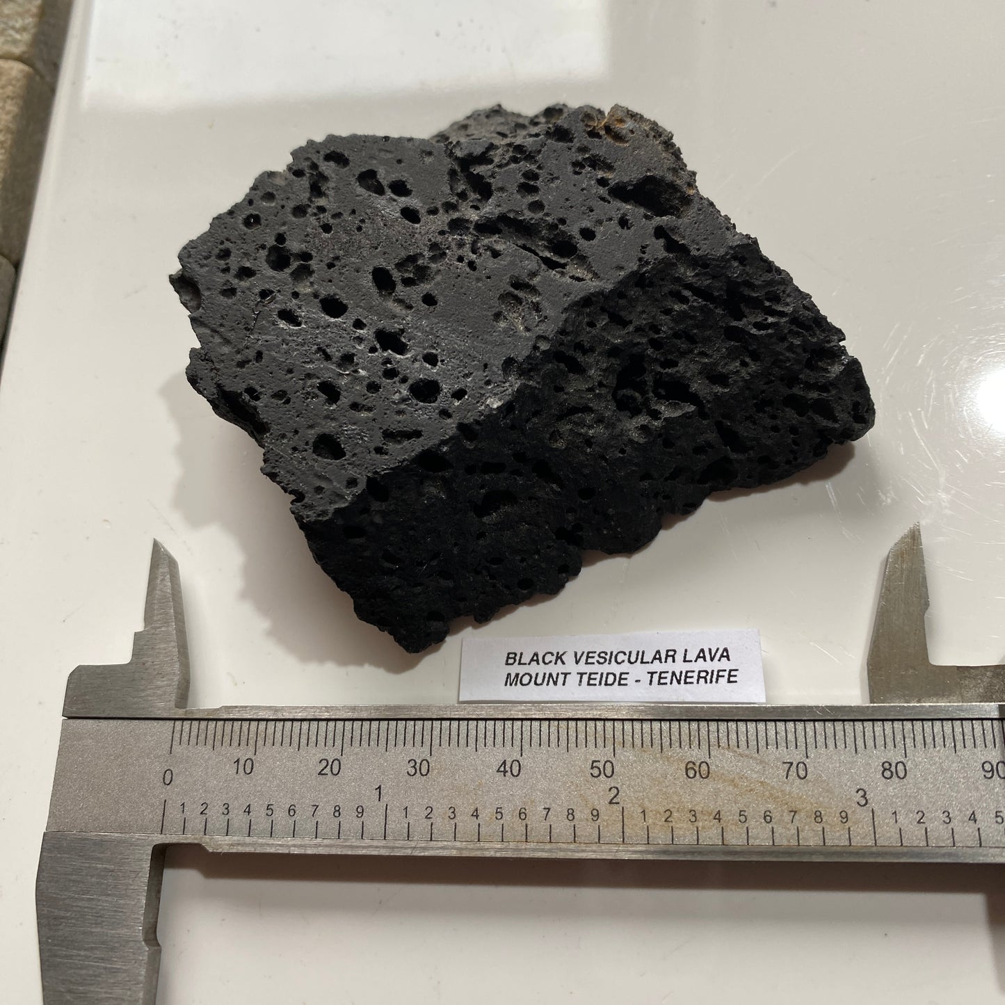 VESICULAR LAVA : MOUNT TEIDE, TENERIFE, SPAIN  118g MF5242