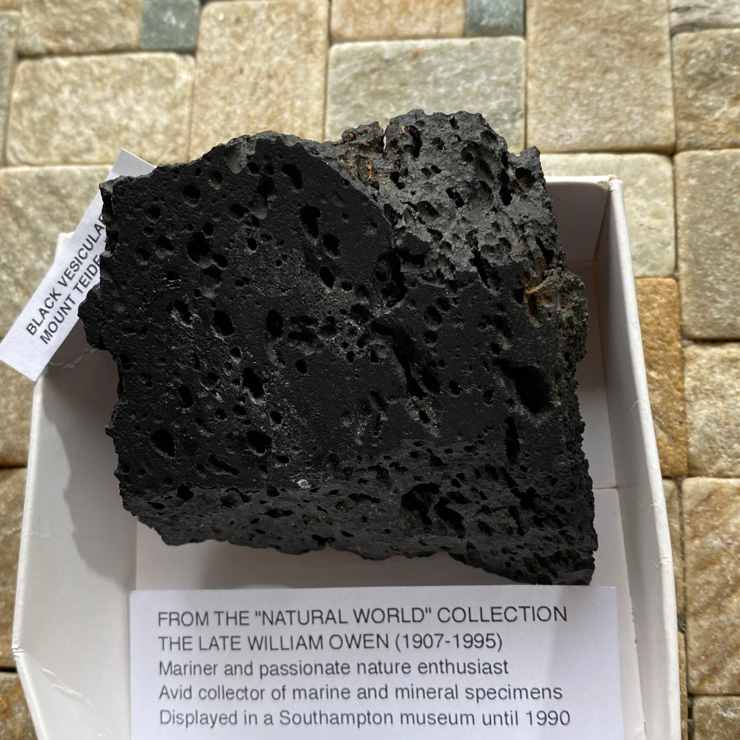 VESICULAR LAVA : MOUNT TEIDE, TENERIFE, SPAIN  118g MF5242