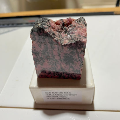 RHODONITE : SAN MARTIN MINE, ANCASH, PERU  144g MF1698