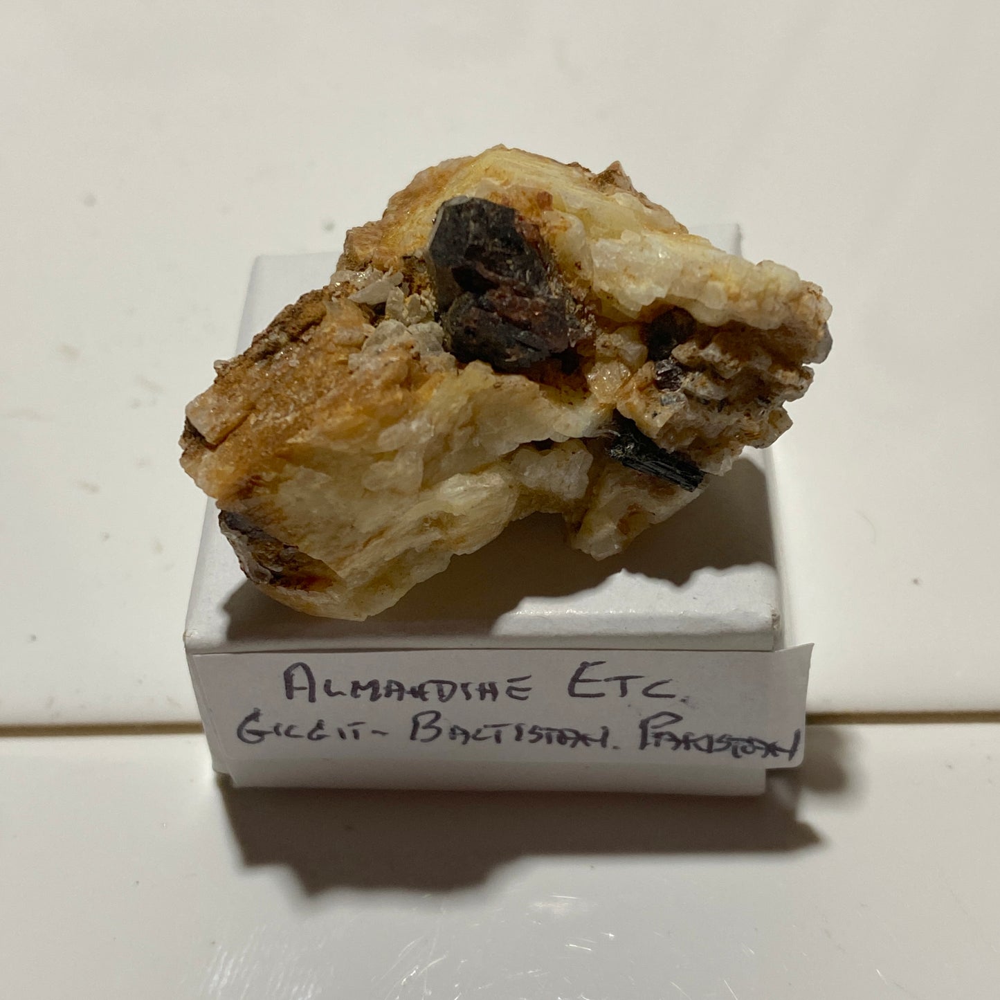 ALMANDINE GARNET [ETC] : HAROMOSH MOUNTAINS, GILGIT-BALTISTAN, PAKISTAN 22g MF1616