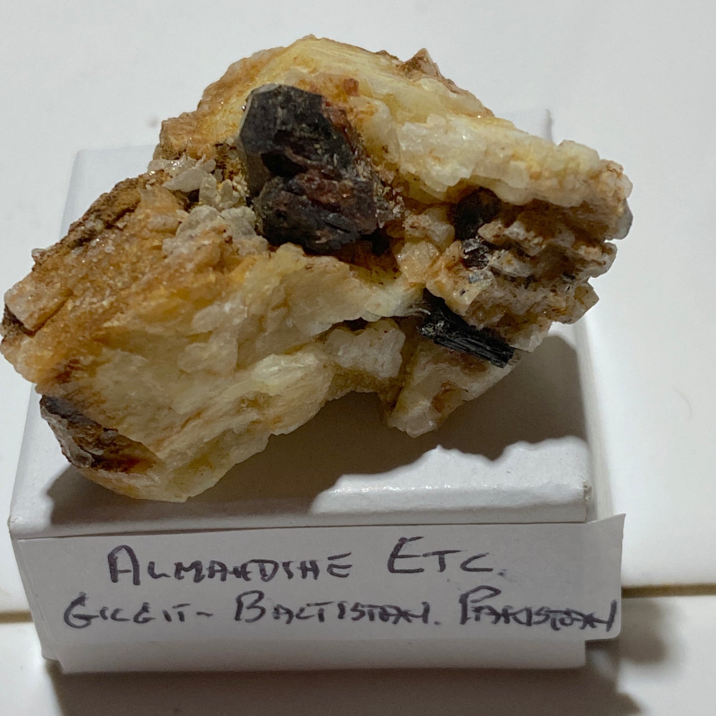 ALMANDINE GARNET [ETC] : HAROMOSH MOUNTAINS, GILGIT-BALTISTAN, PAKISTAN 22g MF1616