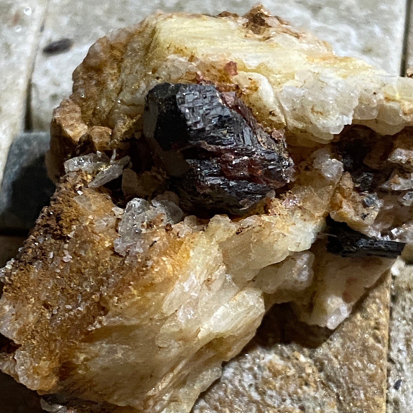 ALMANDINE GARNET [ETC] : HAROMOSH MOUNTAINS, GILGIT-BALTISTAN, PAKISTAN 22g MF1616