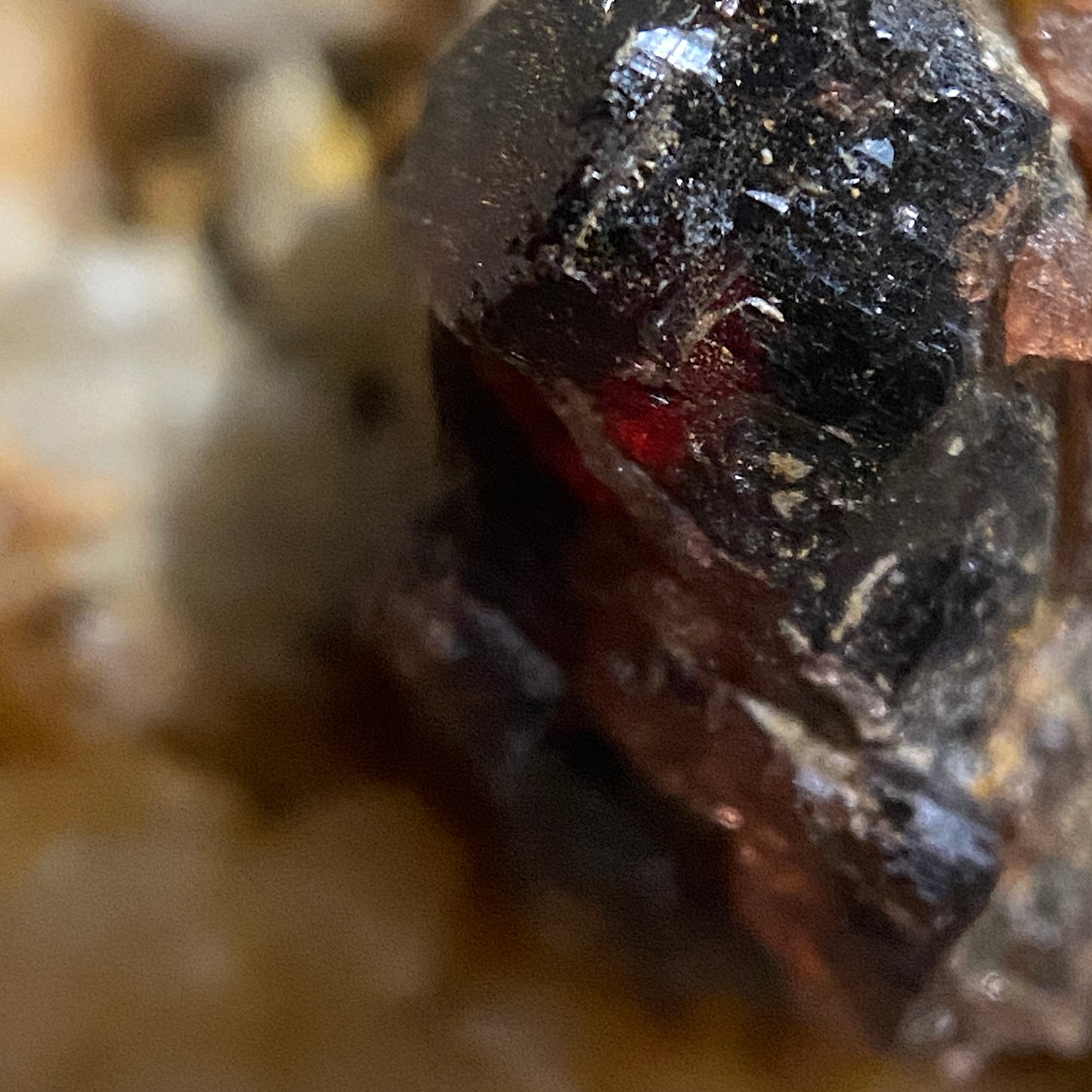 ALMANDINE GARNET [ETC] : HAROMOSH MOUNTAINS, GILGIT-BALTISTAN, PAKISTAN 22g MF1616
