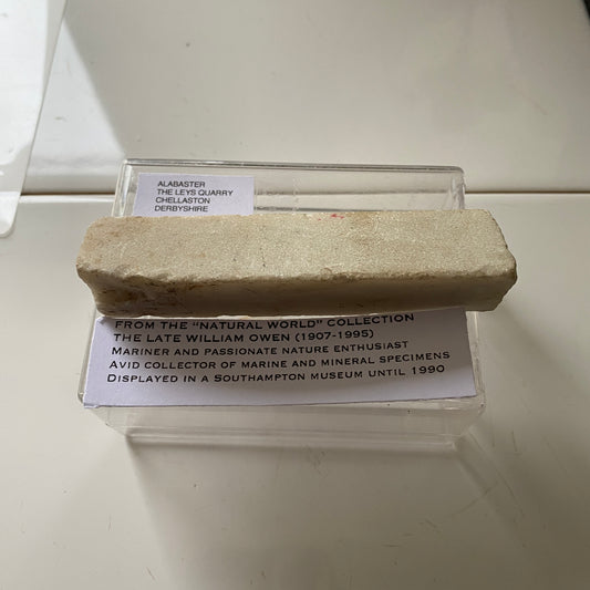 ALABASTER : THE LEYS QUARRY, CHELLASTON, DERBYSHIRE. 86g MF1709