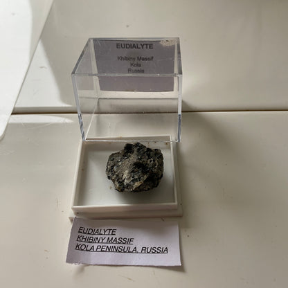 EUDIALYTE [ETC] : KHIBINY MASSIF, KOLA, RUSSIA. 7g MF1749