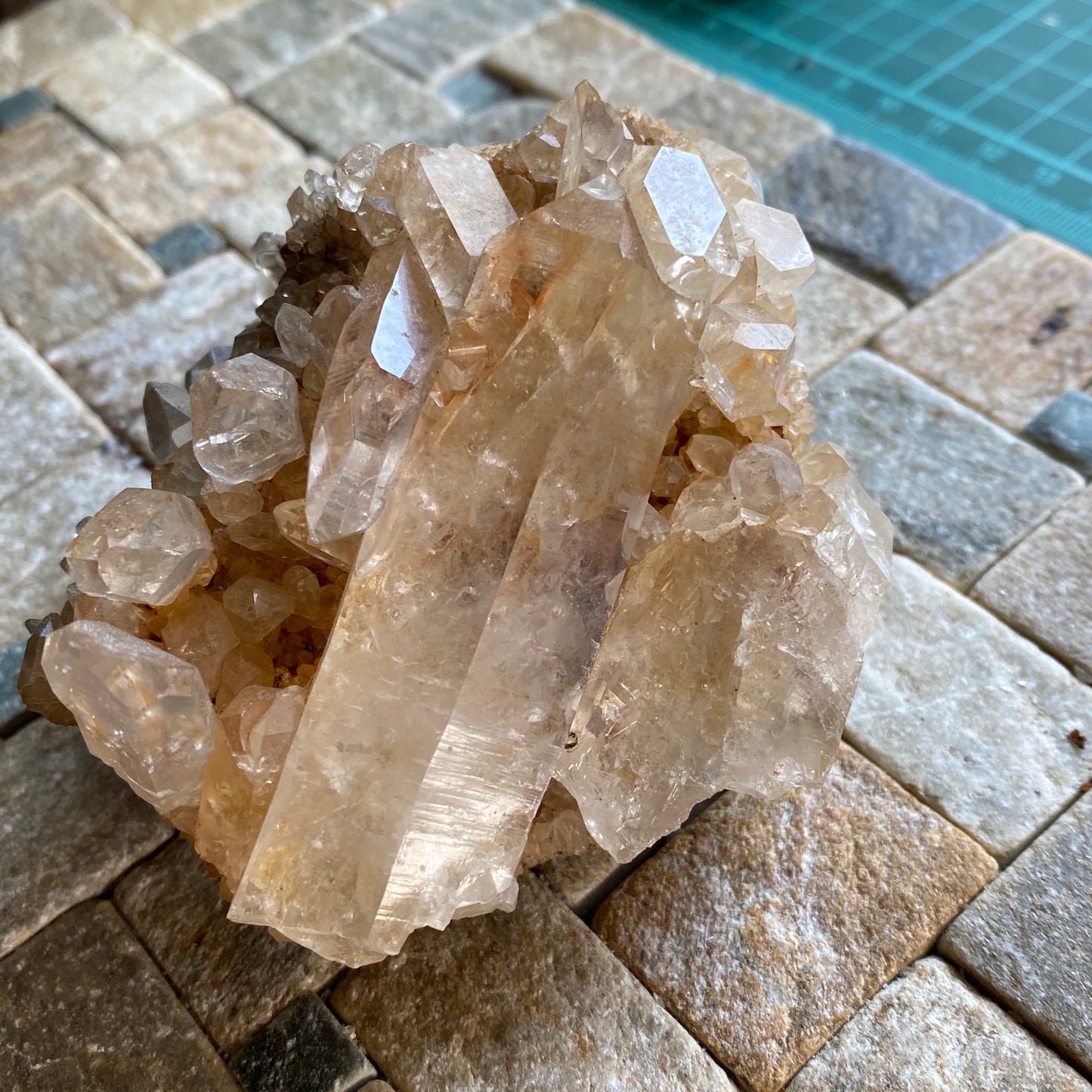 QUARTZ CRYSTAL ASSEMBLAGE ON SANDSTONE FROM MOUNT IDA, U.S.A. 303g MF2072