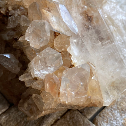 QUARTZ CRYSTAL ASSEMBLAGE ON SANDSTONE FROM MOUNT IDA, U.S.A. 303g MF2072