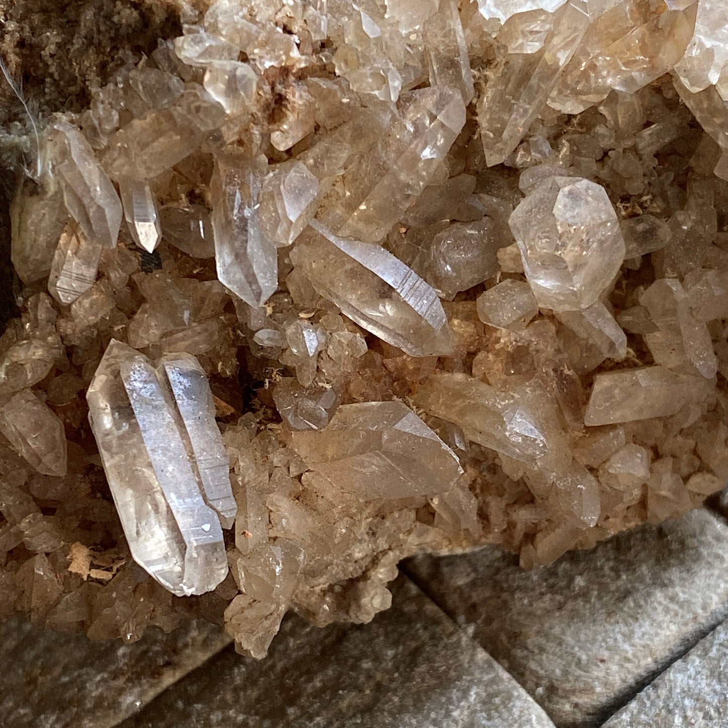 QUARTZ CRYSTAL ASSEMBLAGE ON SANDSTONE FROM MOUNT IDA, U.S.A. 303g MF2072