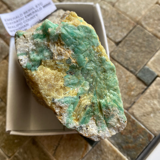 EMERALD BERYL WITH INTERESTING ACCESSORY MINERALS FROM CHINA 237g MF1388