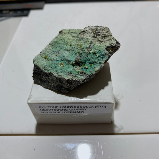 EULYTINE [EULYTITE] ON CHRYSOCOLLA [ETC] : HECHTSBERG QUARRY, HAUSACH, GERMANY 52g MF4640
