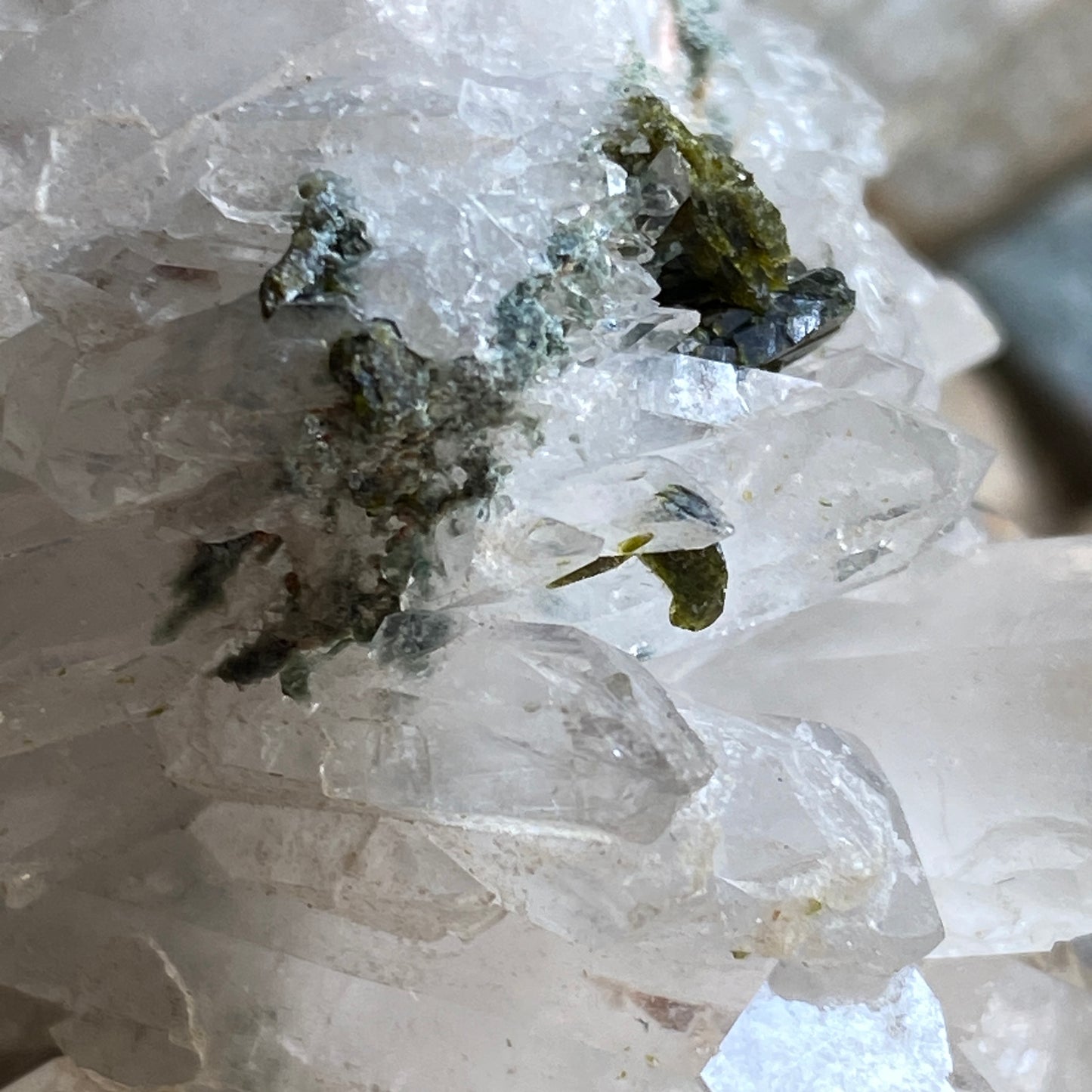 QUARTZ CRYSTAL ASSEMBLAGE WITH EPIDOTE FROM YANGLUIPING CHINA 74g MF1397