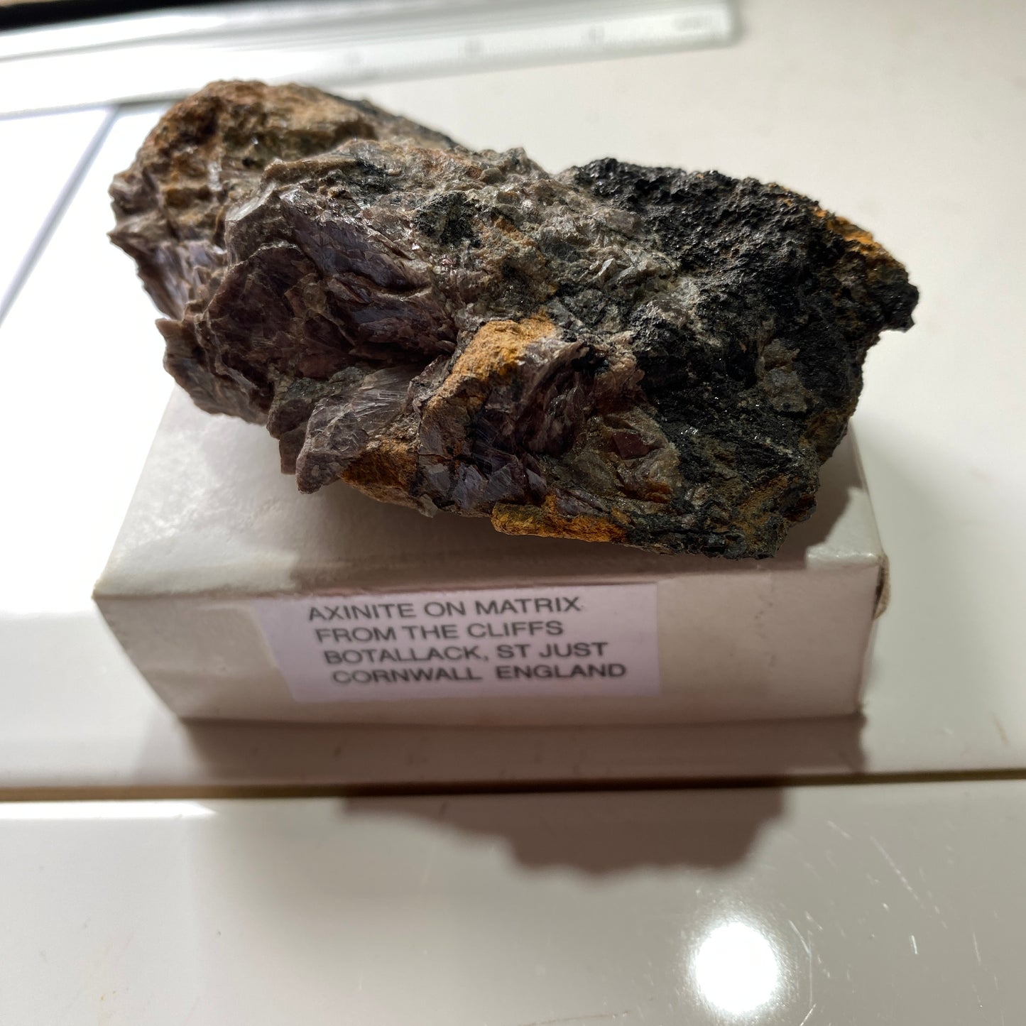 AXINITE SUR MATRICE DE BOTALLACK, ST JUST, CORNWALL 152g MF258