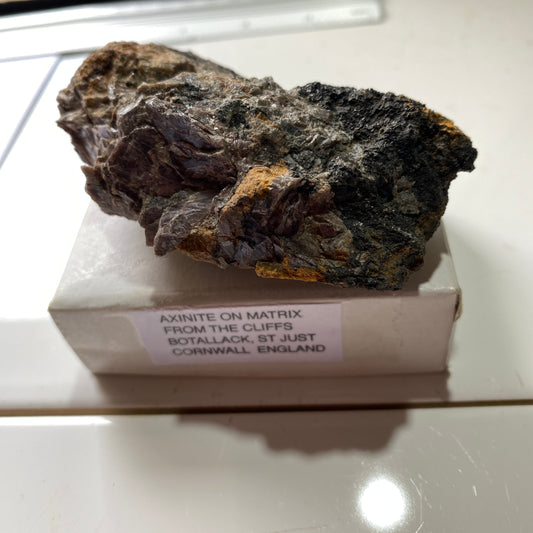 AXINITE SUR MATRICE DE BOTALLACK, ST JUST, CORNWALL 152g MF258