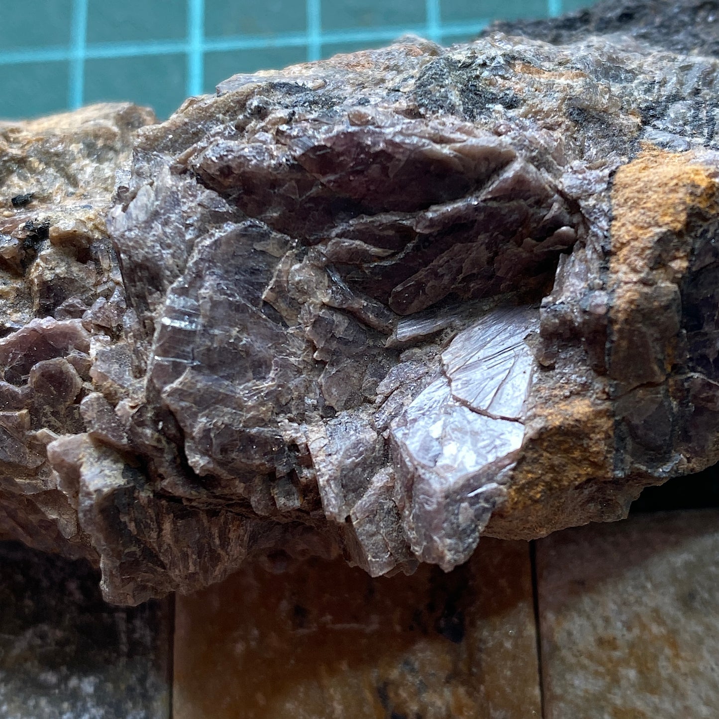 AXINITE SUR MATRICE DE BOTALLACK, ST JUST, CORNWALL 152g MF258