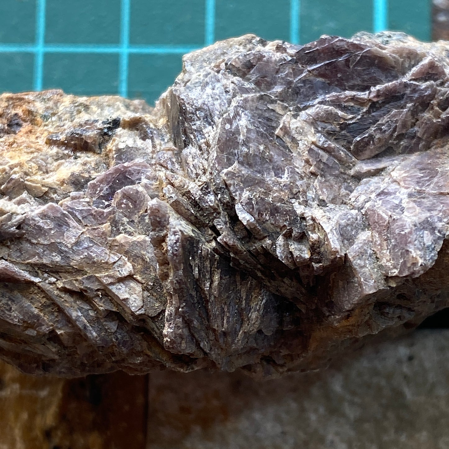 AXINITE SUR MATRICE DE BOTALLACK, ST JUST, CORNWALL 152g MF258