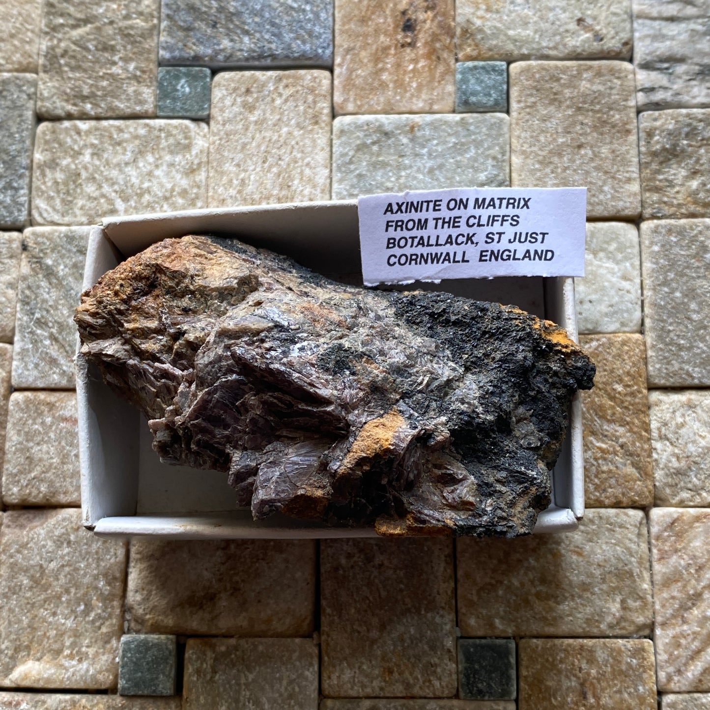 AXINITE SUR MATRICE DE BOTALLACK, ST JUST, CORNWALL 152g MF258