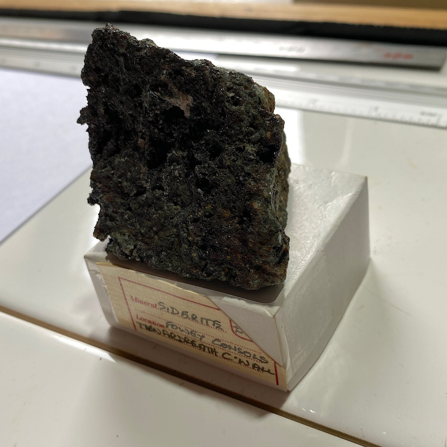 SIDERITE ON MATRIX - FOWEY CONSOLS, TYWARDREATH, CORNWALL, ENGLAND 136g MF265