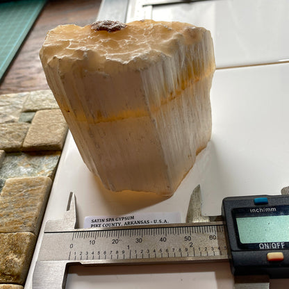 SATIN SPAR GYPSUM ; PIKE COUNTY, ARKANSAS, U.S.A.  351g MF5310