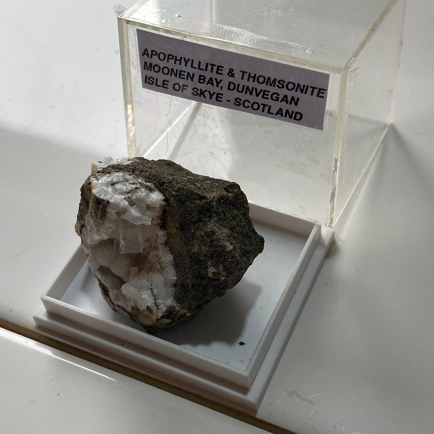 APOPHYLLITE & THOMSONITE - MOONEN BAY, ISLE OF SKYE, SCOTLAND 18g MF1676