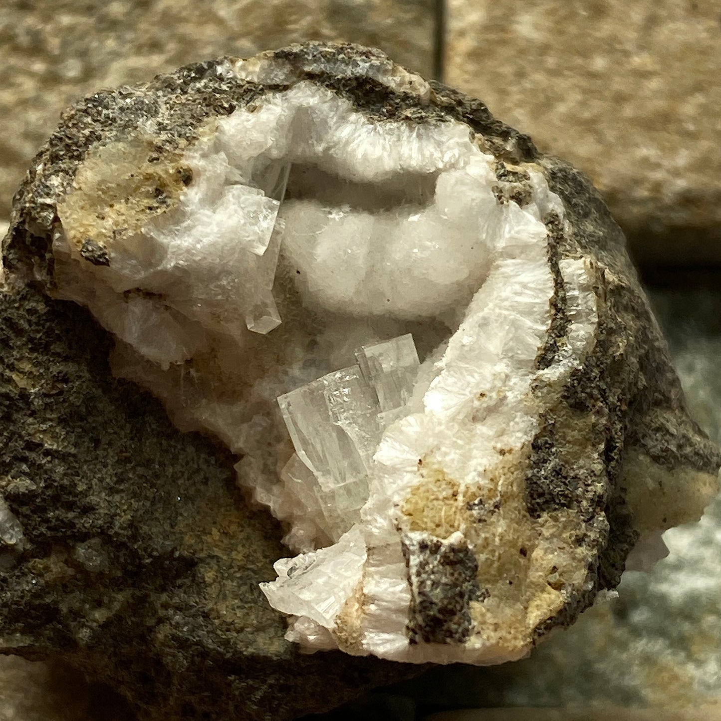 APOPHYLLITE & THOMSONITE - MOONEN BAY, ISLE OF SKYE, SCOTLAND 18g MF1676