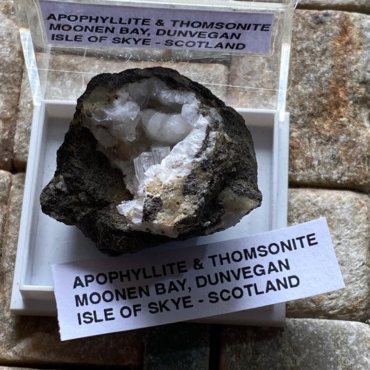 APOPHYLLITE & THOMSONITE - MOONEN BAY, ISLE OF SKYE, SCOTLAND 18g MF1676