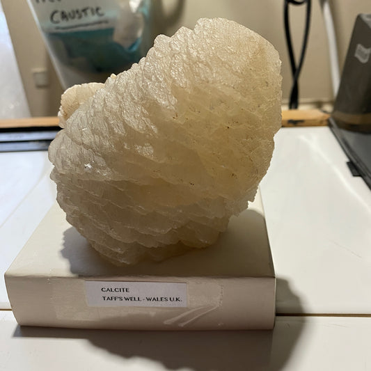 CALCITE CRYSTAL ASSEMBLAGE : TAFF'S WELL, PENTYRCH, WALES, U.K.  573g MF4621