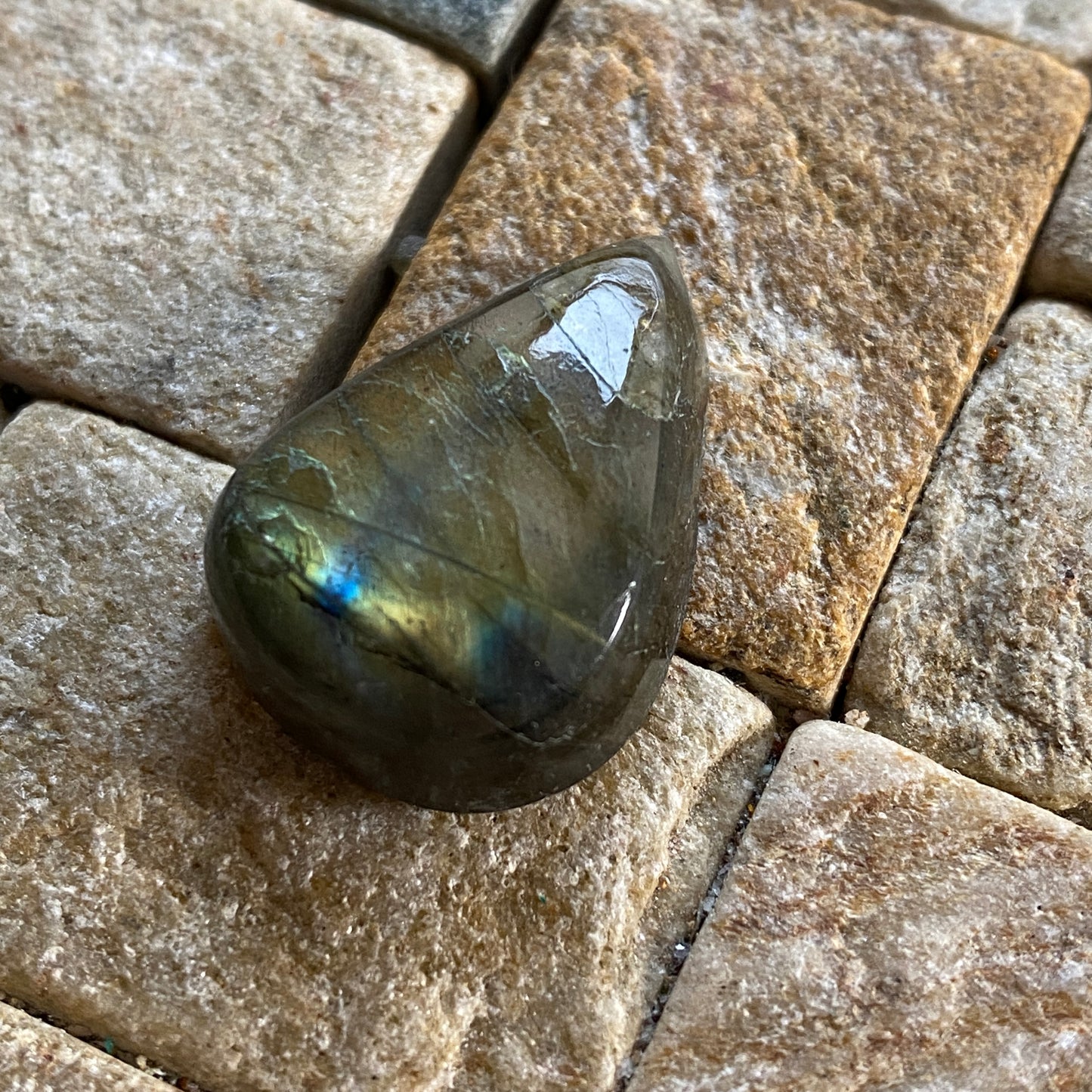 LABRADORITE [GEMSTONE  -  PLAGIOCLASE FELDSPAR] - NEWFOUNDLAND 28Ct  MFG8394