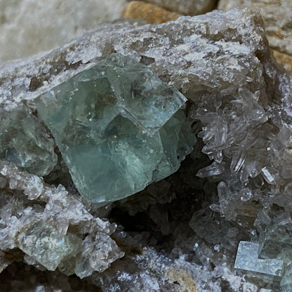 FLUORITE WITH QUARTZ - XIANGHUALING MINE, CHENZOU, CHINA. 47g. MF4245