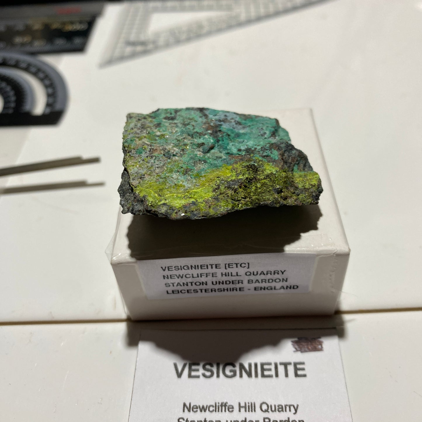 VESIGNIEITE [ETC] : NEW CLIFFE HILL QUARRY, LEICESTERSHIRE, ENGLAND 32g MF4604