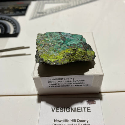 VESIGNIEITE [ETC] : NEW CLIFFE HILL QUARRY, LEICESTERSHIRE, ENGLAND 32g MF4604