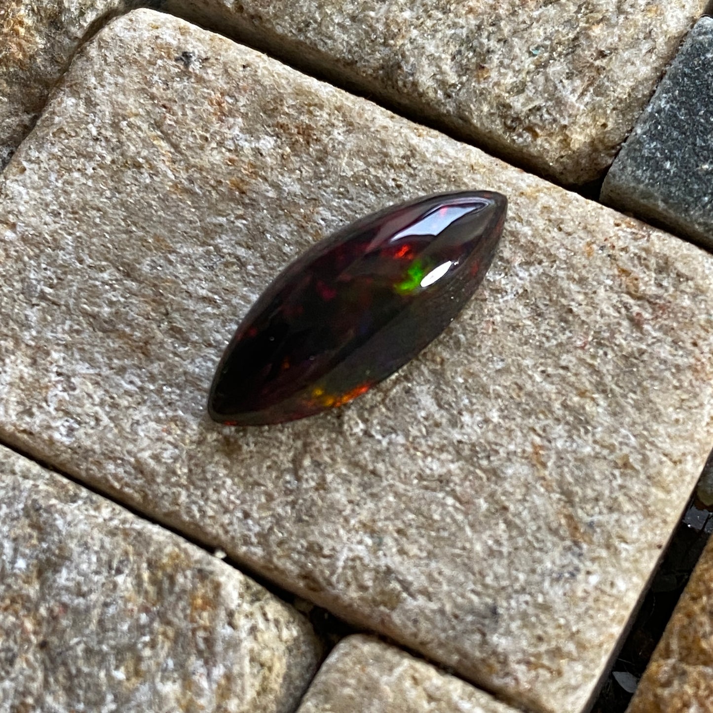 BLACK OPAL GEMSTONE - LIGHTNING RIDGE, NEW SOUTH WALES, AUSTRALIA 1.82Ct. MF1902