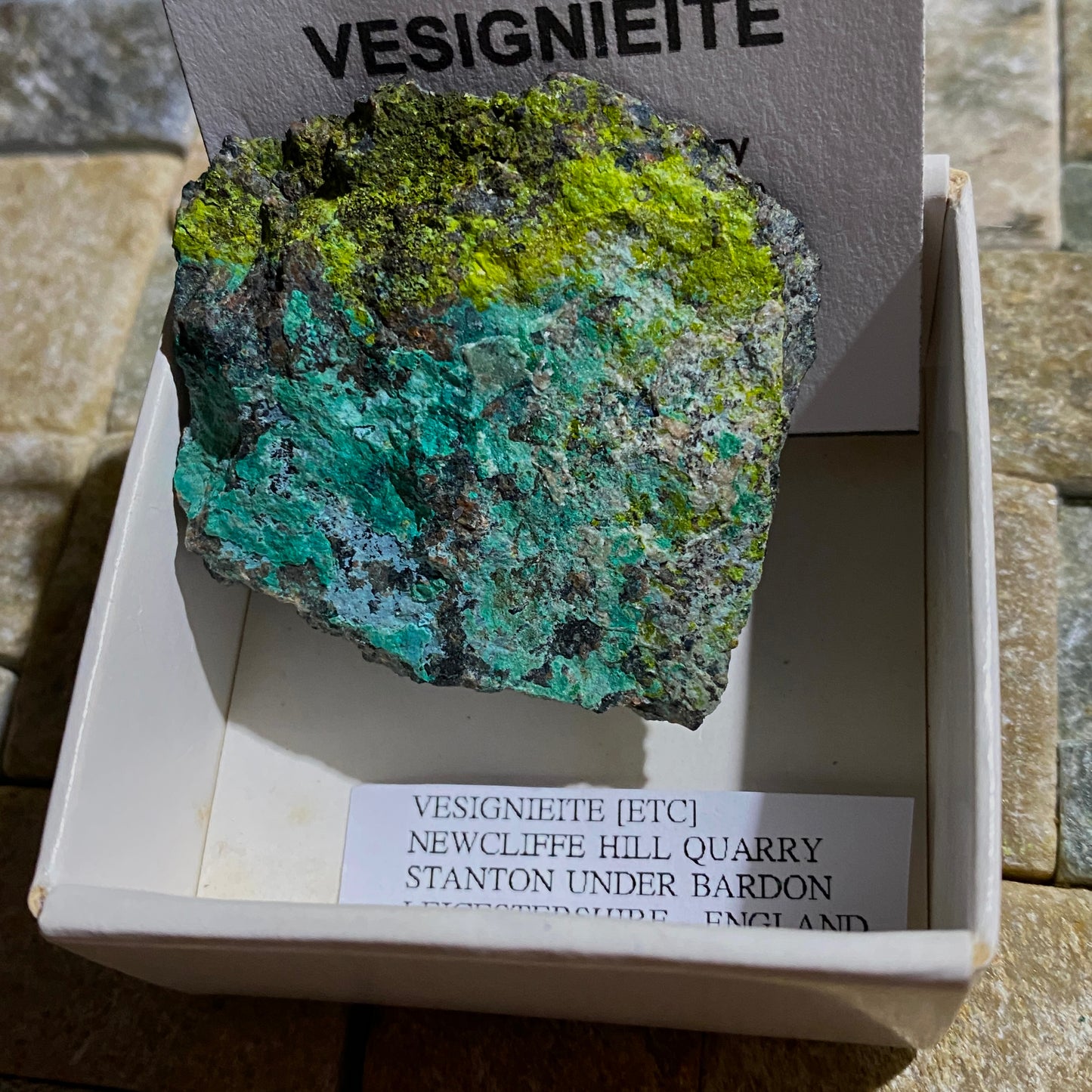 VESIGNIEITE [ETC] : NEW CLIFFE HILL QUARRY, LEICESTERSHIRE, ENGLAND 32g MF4604