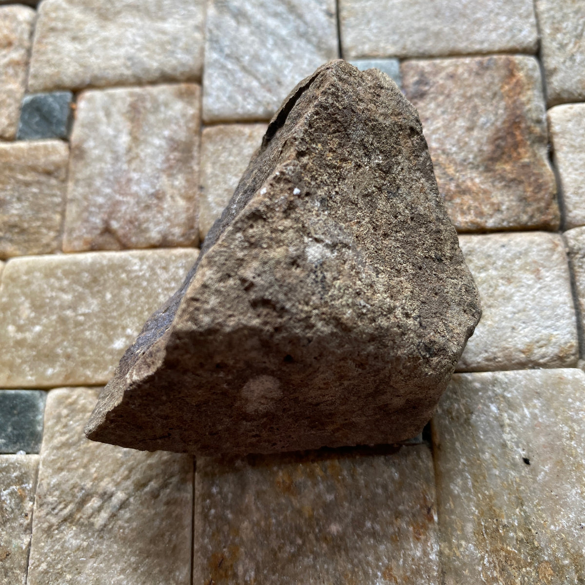 BASALT SPECIMEN FROM THE GIANTS CAUSEWAY, CO ANTRIM, N. IRELAND  66g MF5340