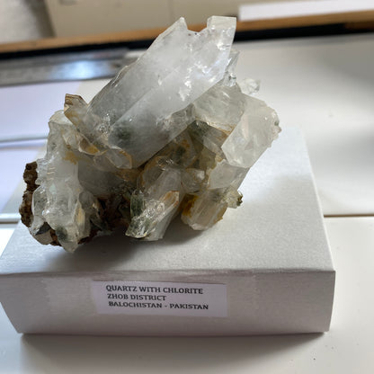 QUARTZ CRYSTAL ASSEMBLAGE WITH MINOR CHLORITE 165g MF3117