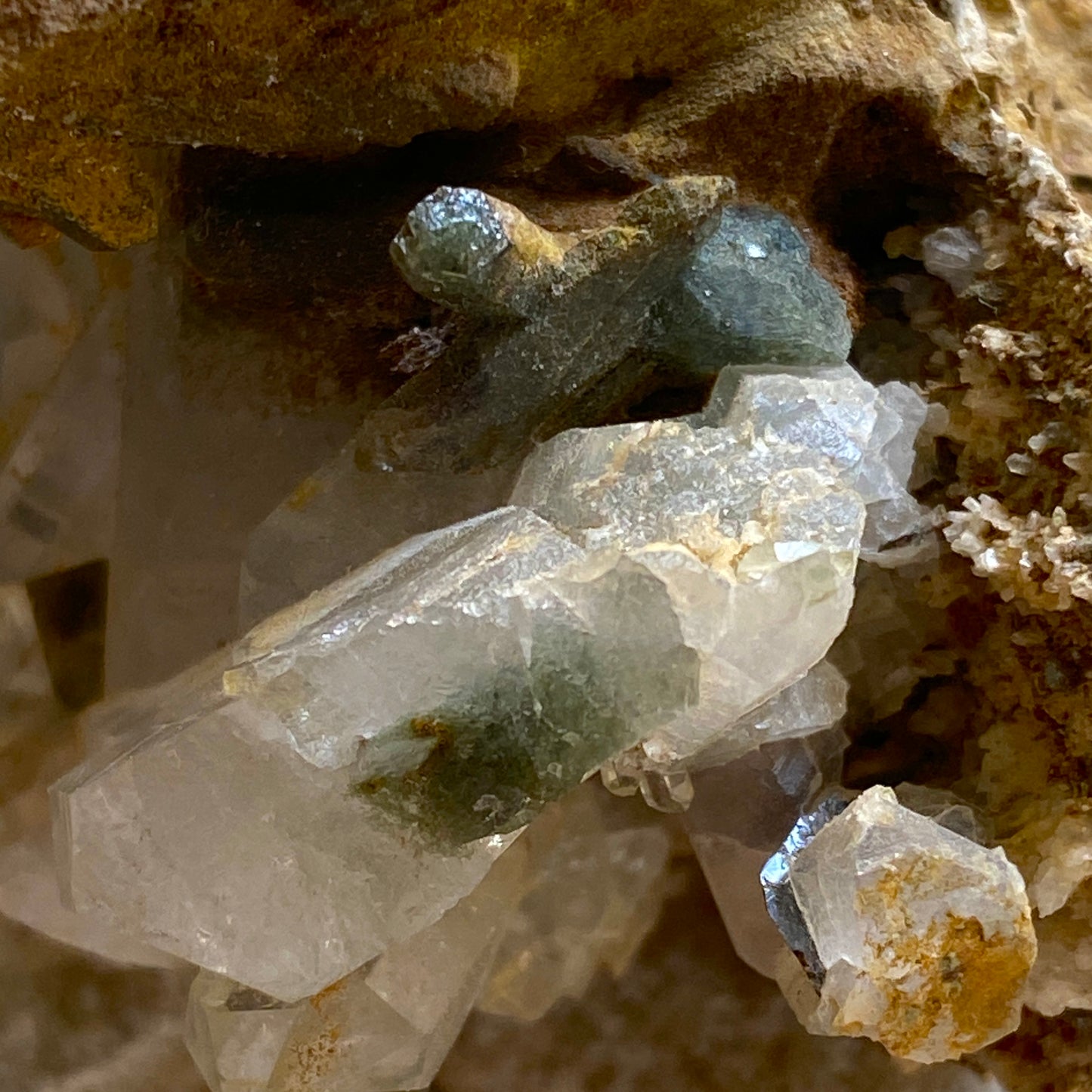 QUARTZ CRYSTAL ASSEMBLAGE WITH MINOR CHLORITE 165g MF3117