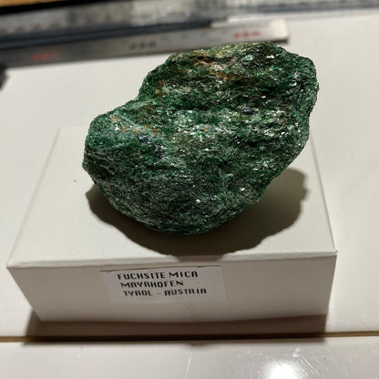 FUCHSITE MICA : MAYRHOFEN, TYROL, AUSTRIA. 68g. MF5346