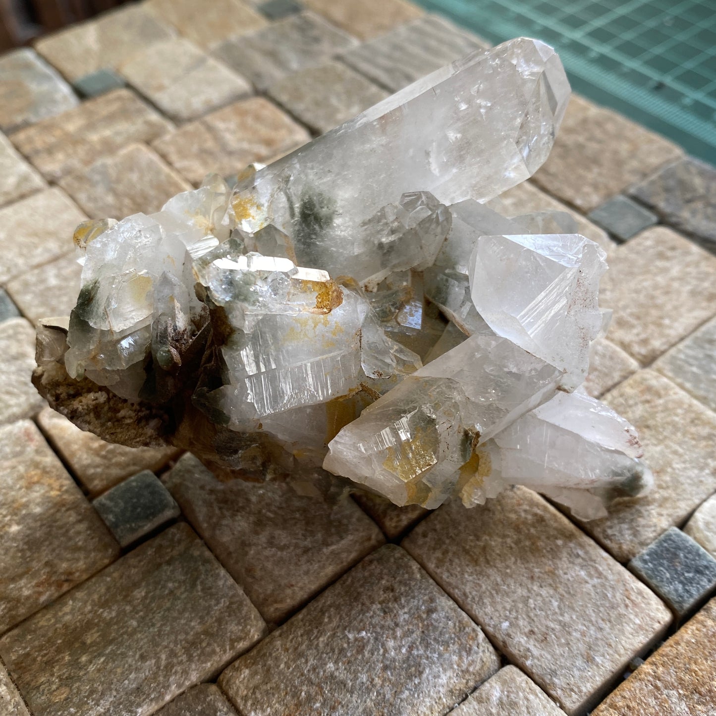 QUARTZ CRYSTAL ASSEMBLAGE WITH MINOR CHLORITE 165g MF3117