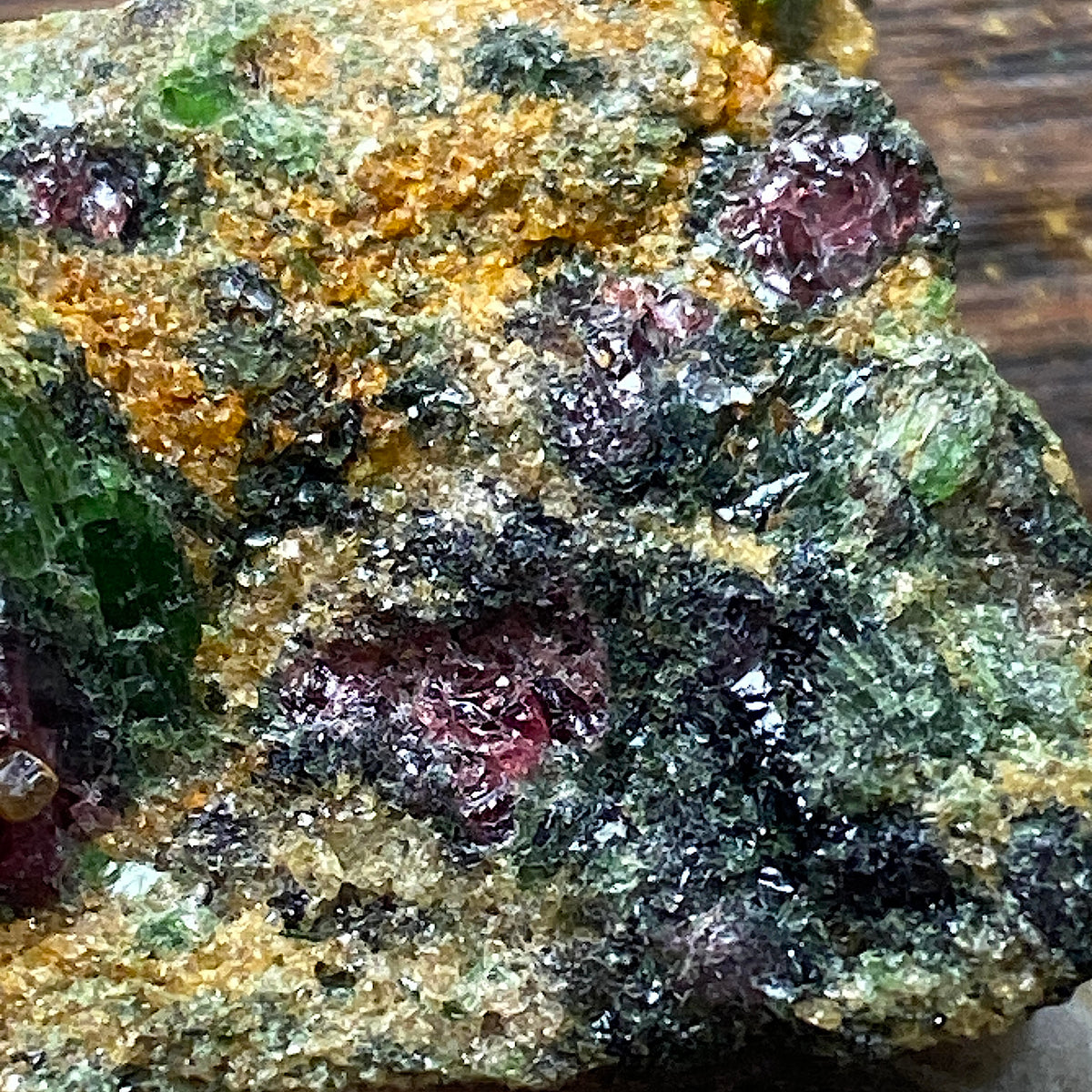 PYROPE/DIOPSIDE /ETC : NORDFJORD, VESTLAND, NORWAY. 20g MF5350